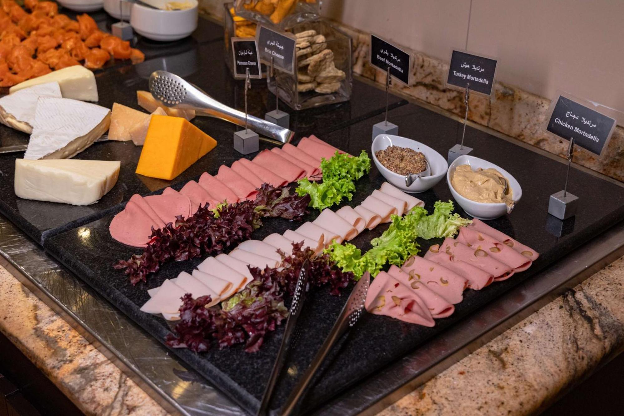 Готель Radisson Blu Martinez Бейрут Екстер'єр фото A selection of cold cuts
