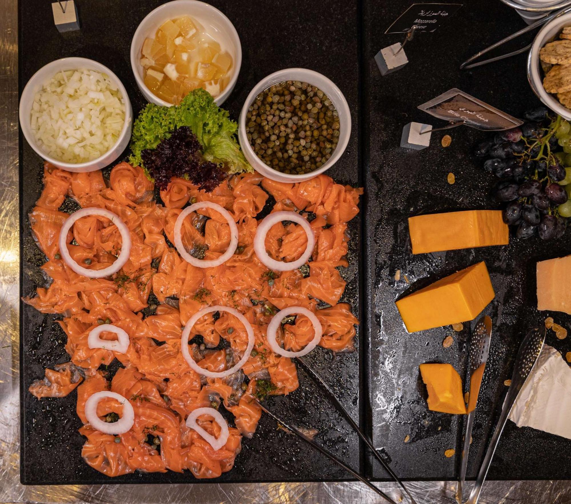Готель Radisson Blu Martinez Бейрут Екстер'єр фото Salmon sashimi