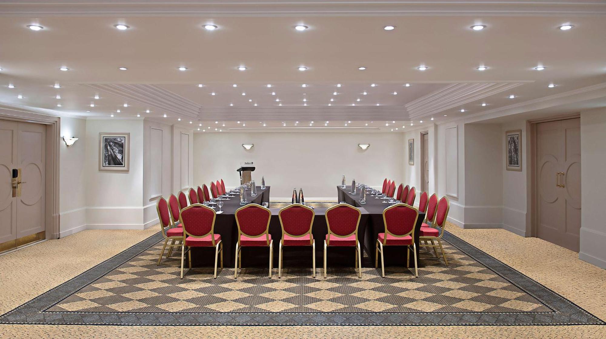Готель Radisson Blu Martinez Бейрут Екстер'єр фото The boardroom at the London Marriott Grand Ballroom