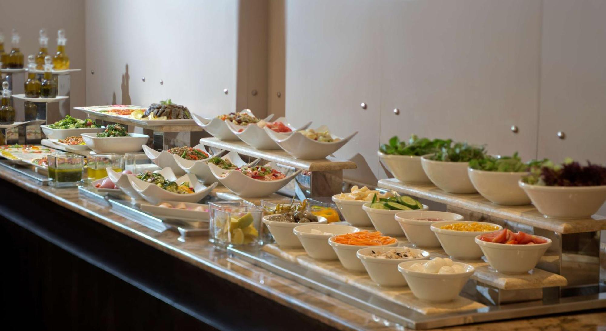 Готель Radisson Blu Martinez Бейрут Екстер'єр фото A salad bar