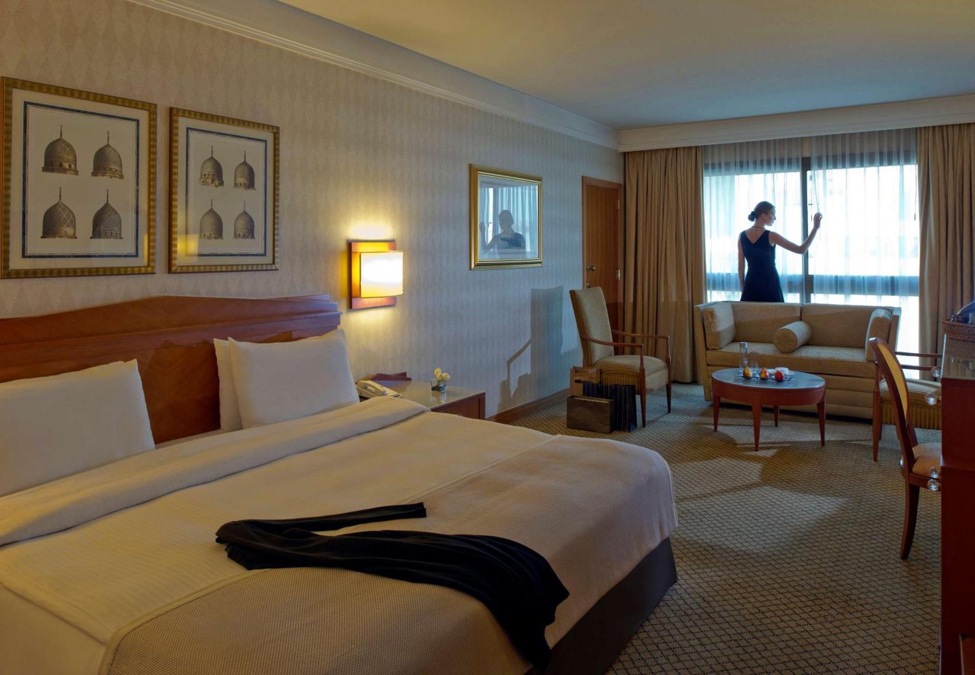 Готель Radisson Blu Martinez Бейрут Екстер'єр фото A maid cleaning a hotel room
