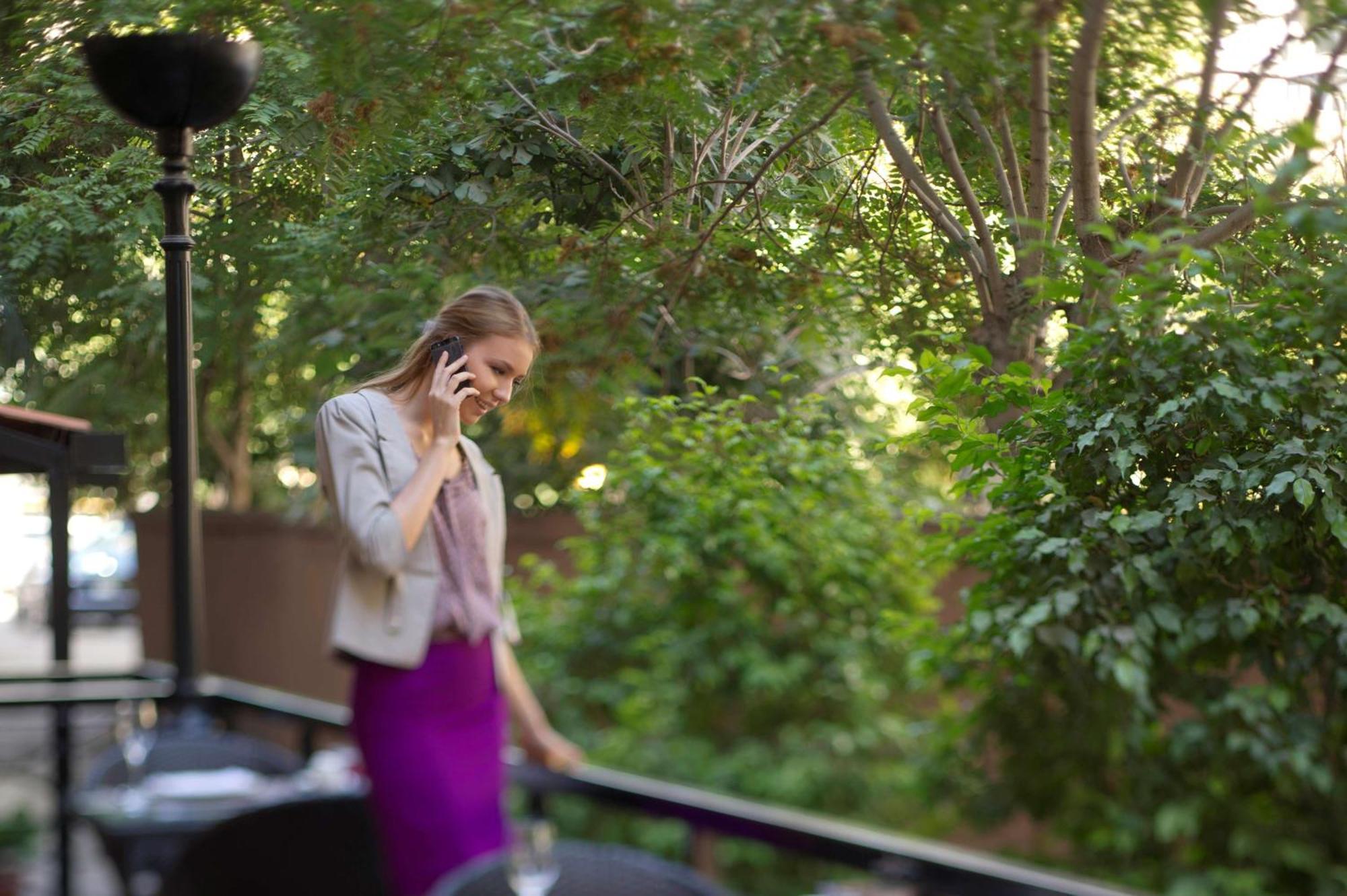 Готель Radisson Blu Martinez Бейрут Екстер'єр фото A woman on a mobile phone